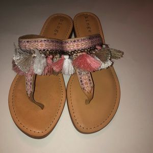 Hinge tassel sandals